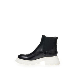Alexander McQueen Elegant Leather Boots in Timeless Black - Versa Loro