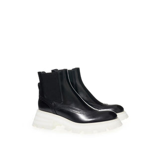 Alexander McQueen Elegant Leather Boots in Timeless Black - Versa Loro